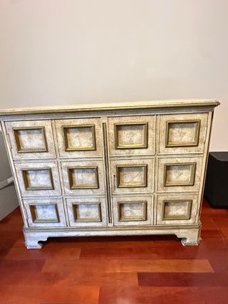 Aparador beige y dorado con 2 puertas