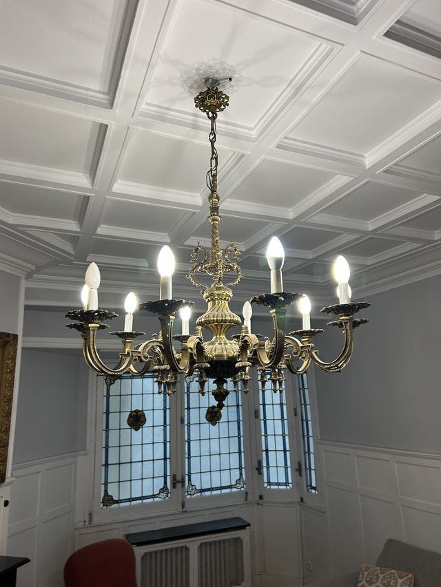 Lámpara de techo dorada y blanca