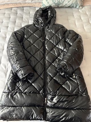 Plumas negras acolchadas con capucha