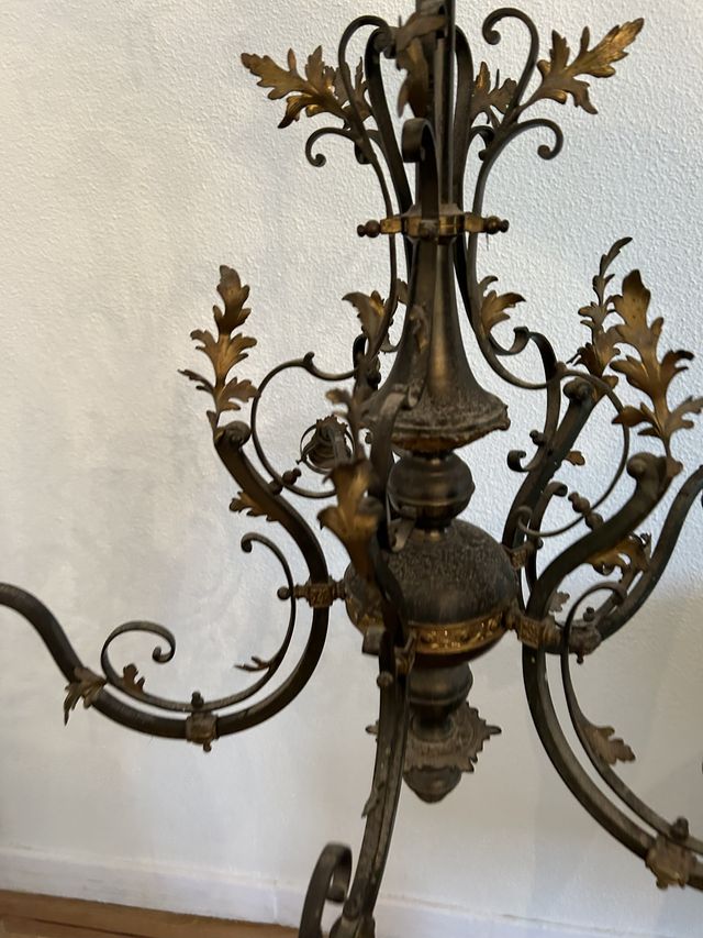 Lámpara de techo dorada de metal