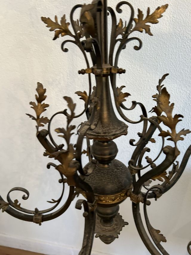 Lámpara de techo dorada de metal