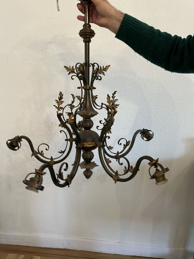 Lámpara de techo dorada de metal