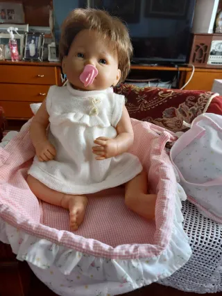 Bambola neonata con ciuccio e culla