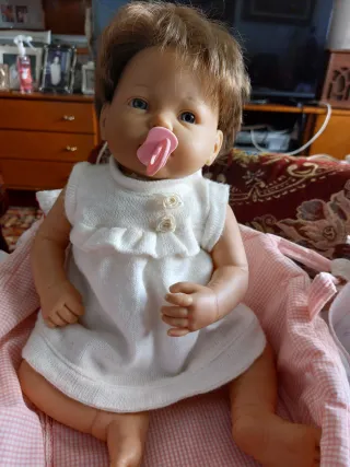 Bambola neonata con ciuccio e culla