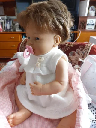 Bambola neonata con ciuccio e culla