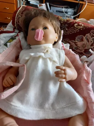 Bambola neonata con ciuccio e culla