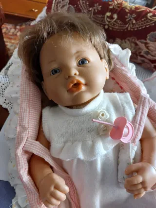 Bambola neonata con ciuccio e culla
