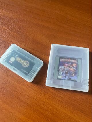 dos estuches para juegos de game boy y GBA
