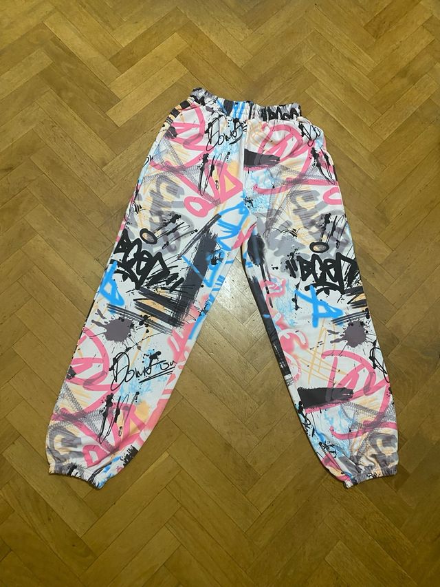Pantalones graffiti multicolor. Talla S