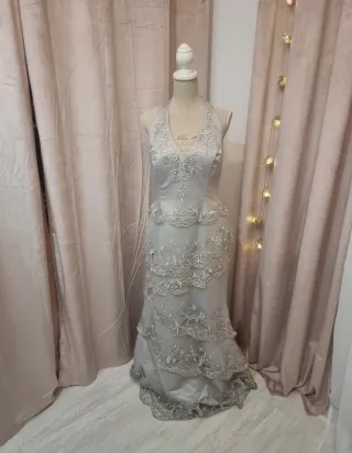 Vestido de fiesta plateado con bordados