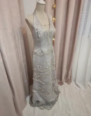 Vestido de fiesta plateado con bordados