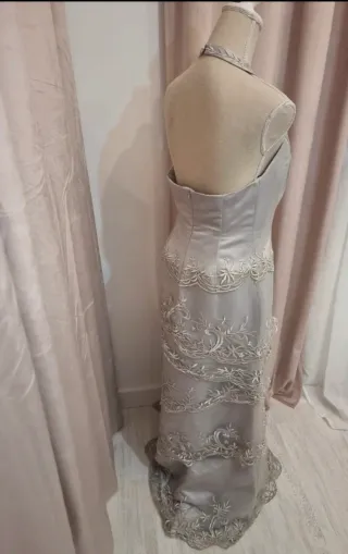 Vestido de fiesta plateado con bordados