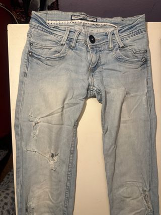 Pantalón vaquero pitillo desgastado