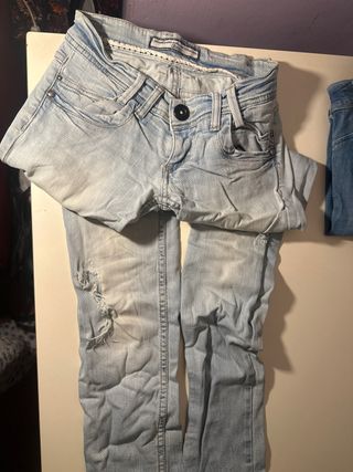 Pantalón vaquero pitillo desgastado