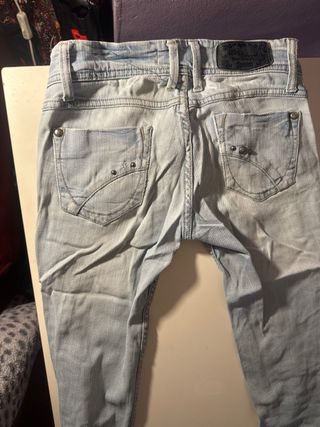 Pantalón vaquero pitillo desgastado