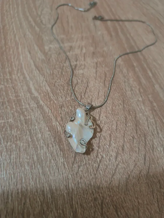 Collar con colgante perla irregular