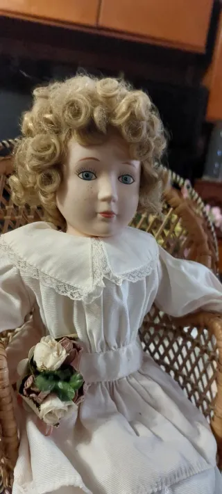Vecchia bambola in porcellana