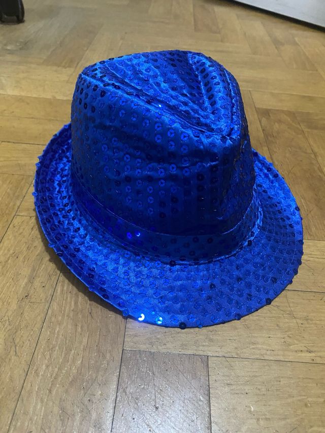 Sombrero azul con lentejuelas