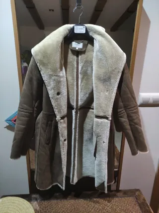 Chaquetón marrón con interior de pelo y cinturón.