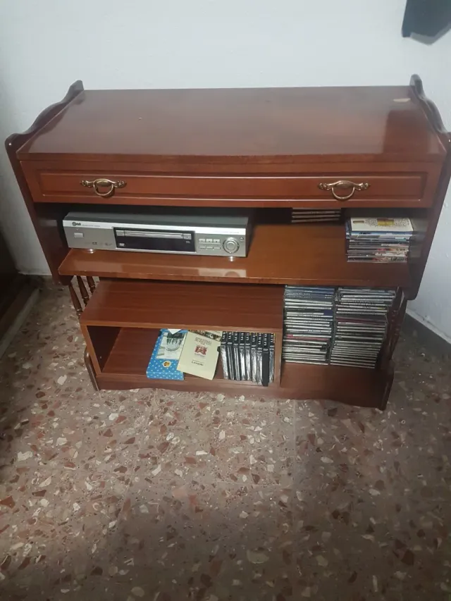 Mobile TV in legno con cassetto e ripiani