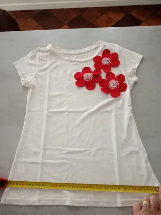 T-shirt donna con fiori rossi