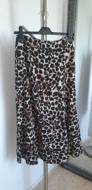 Falda de corte midi. Nueva sin estrenar. Estampado