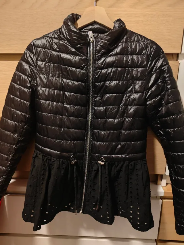 Abrigo negro acolchado