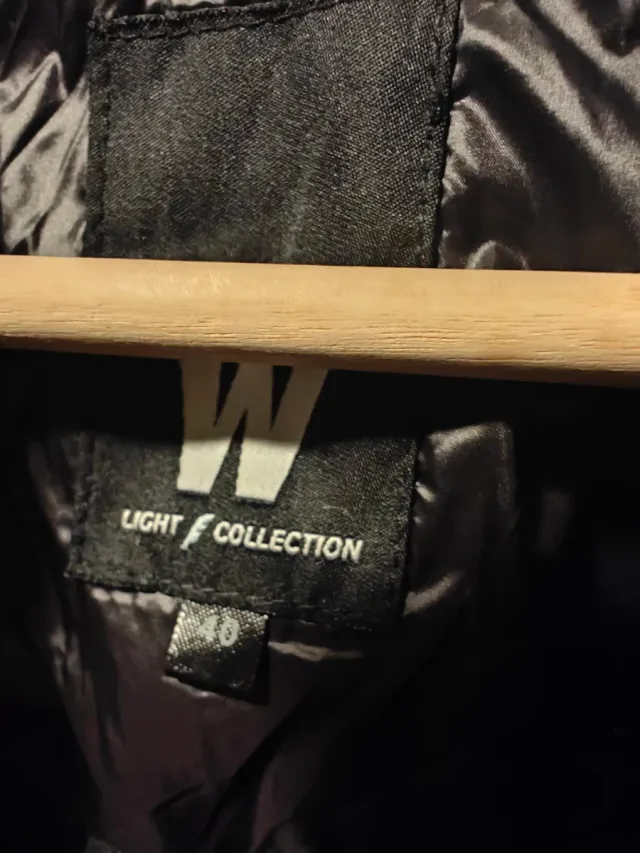 Abrigo negro acolchado