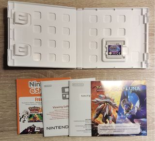 Pokemon luna con todos los papeles manual