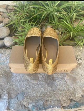 Zapatos planos H&D Moda Española dorados