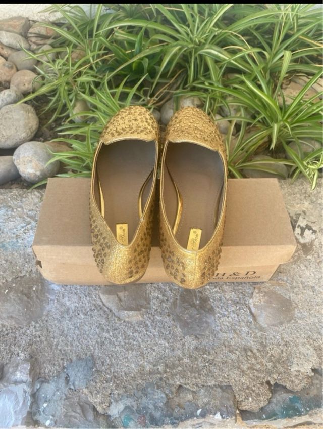 Scarpe piane H&D Moda Española dorate