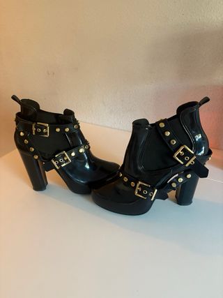 Botines negros con tachuelas doradas