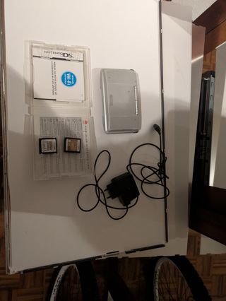 Nintendo DS con giochi e accessori