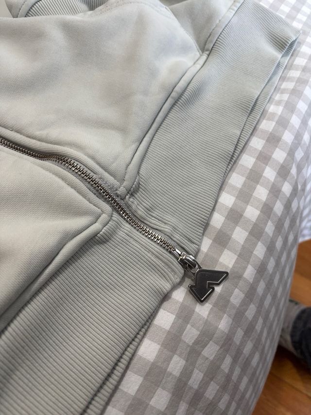 Sudadera Fakegods con cremallera y logo