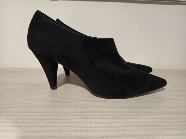 Stivaletti neri con tacco