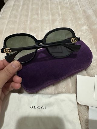 Gafas de sol Gucci negras y doradas