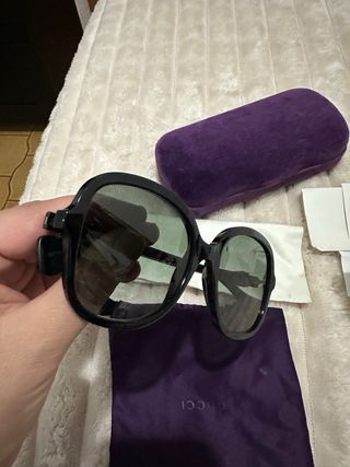 Gafas de sol Gucci negras y doradas