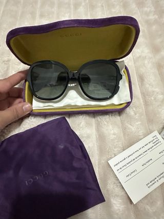 Gafas de sol Gucci negras y doradas