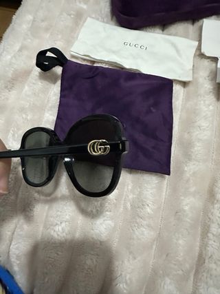Gafas de sol Gucci negras y doradas