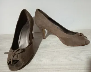 Scarpe col tacco beige con fiocco