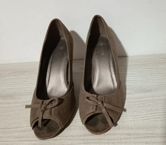 Scarpe col tacco beige con fiocco