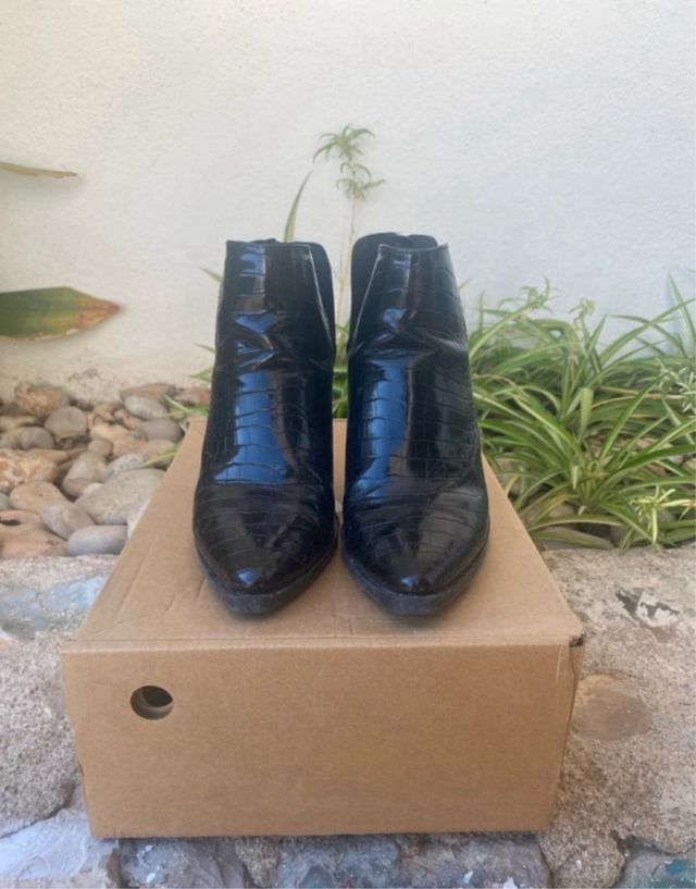 Stivali neri effetto pelle coccodrillo