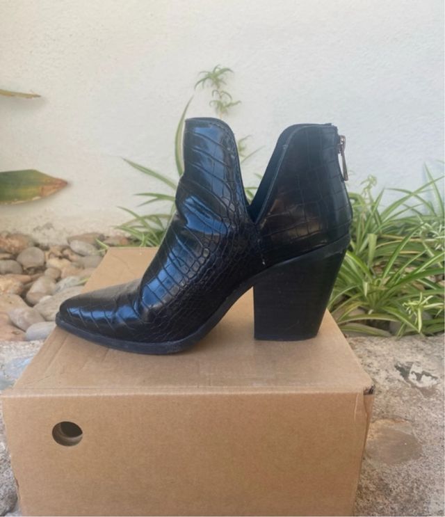 Stivali neri effetto pelle coccodrillo