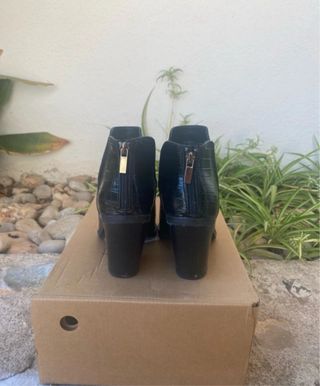 Botas negras efecto piel cocodrilo