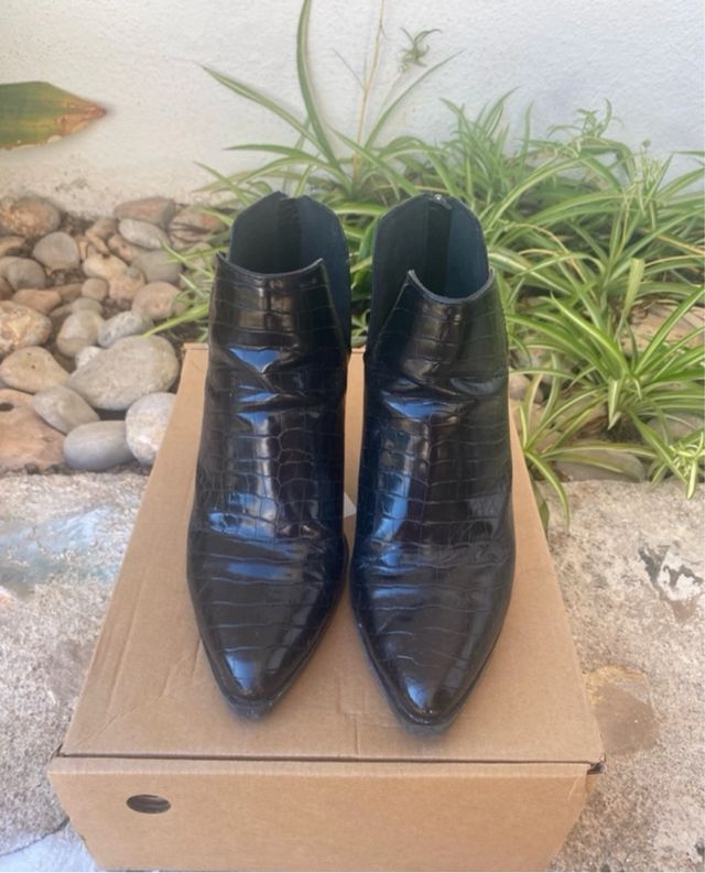 Stivali neri effetto pelle coccodrillo