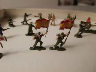 Collezione di soldatini in plastica anni '80. 99 soldatini