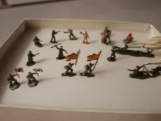 Collezione di soldatini in plastica anni '80. 99 soldatini