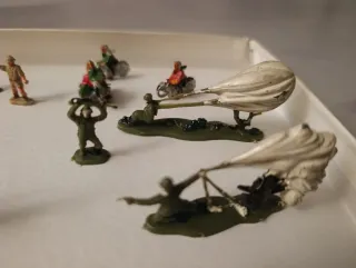 Collezione di soldatini in plastica anni '80. 99 soldatini