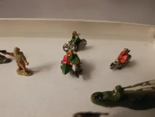 Collezione di soldatini in plastica anni '80. 99 soldatini