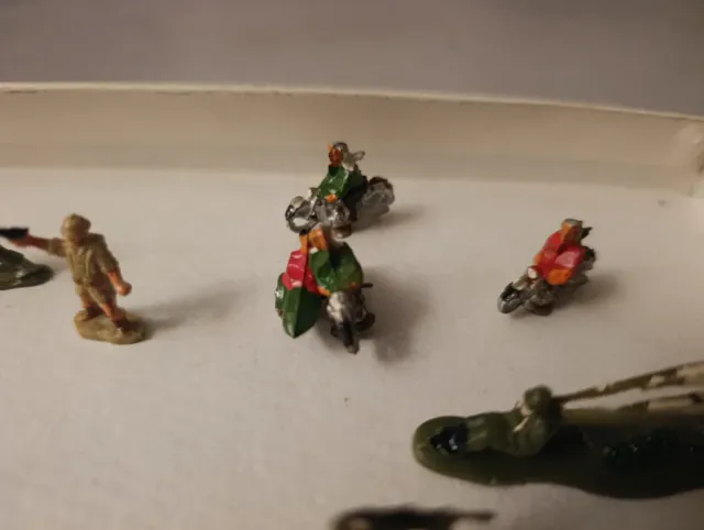 Collezione di soldatini in plastica anni '80. 99 soldatini